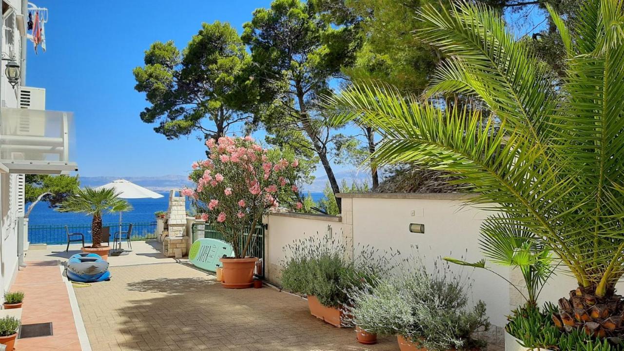 Apartments Villa La Riva - Seafront Accommodation Sutivan Eksteriør billede