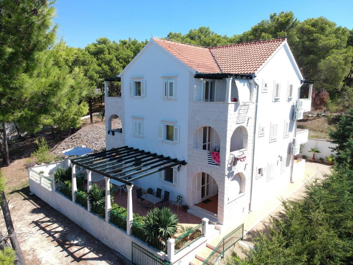 Apartments Villa La Riva - Seafront Accommodation Sutivan Eksteriør billede